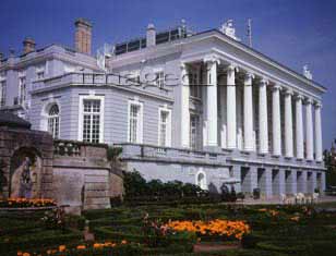 Oldway Mansion 5 minutes walk from Guy's Cliffe holiday flats & apartments